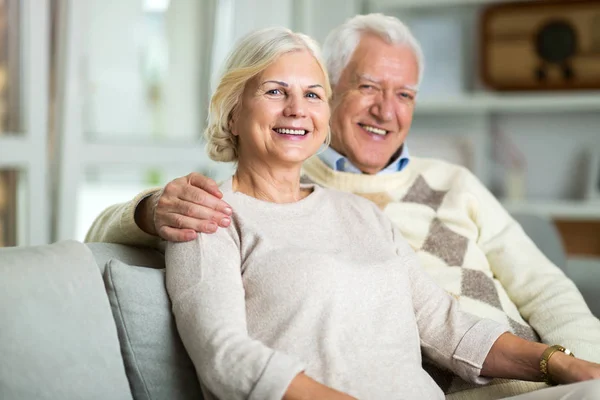 Feliz Casal Sênior Casa — Fotografia de Stock