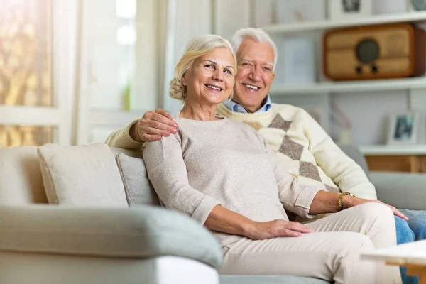 Feliz Pareja Ancianos Casa —  Fotos de Stock