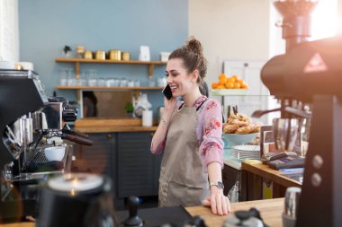Kahve dükkanında çalışan bir kadın.