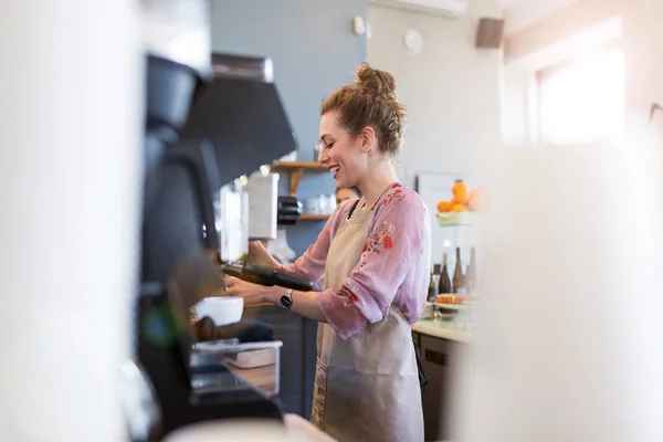 Vrouw Werkzaam Coffeeshop — Stockfoto