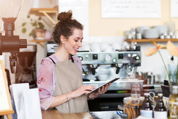 Jonge Vrouw Met Behulp Van Digitale Tablet Coffeeshop — Stockfoto