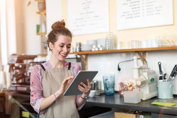 Mujer Joven Usando Tableta Digital Cafetería — Foto de Stock