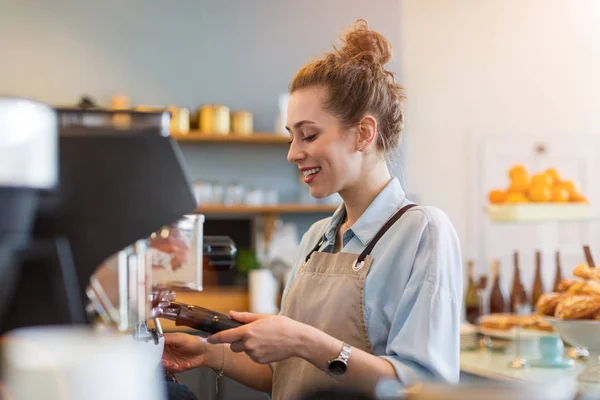 Młoda Barista Przygotowuje Kawę Dla Klientów Jej Kawiarni Licznika — Zdjęcie stockowe