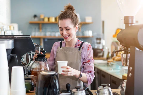 Genç Barista Onu Kafe Sayaç Müşteriler Için Kahve Hazırlamak — Stok fotoğraf