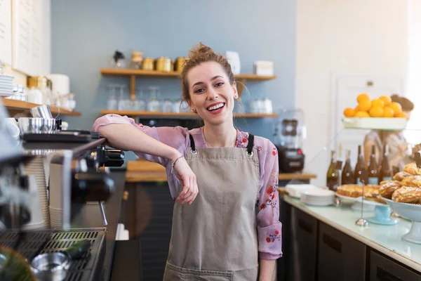 Mujer Trabajando Una Cafetería — Foto de Stock