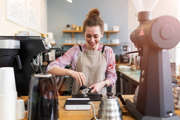 Νέος Μπάρμαν Ετοιμάζει Καφέ Για Πελάτες Στο Καφέ Της — Φωτογραφία Αρχείου