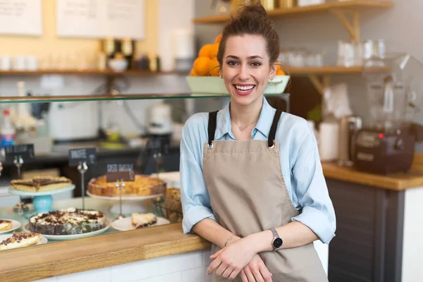 Frau Arbeitet Café — Stockfoto