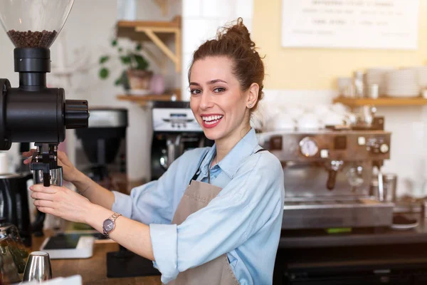 Mladá Barista Připravuje Kávu Pro Zákazníky Přepáži Kavárny — Stock fotografie