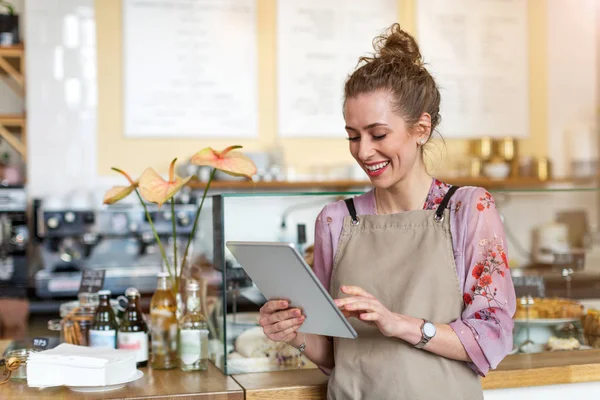 Jovem Mulher Usando Tablet Digital Café — Fotografia de Stock