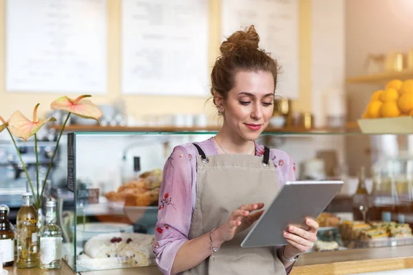 Jovem Mulher Usando Tablet Digital Café — Fotografia de Stock