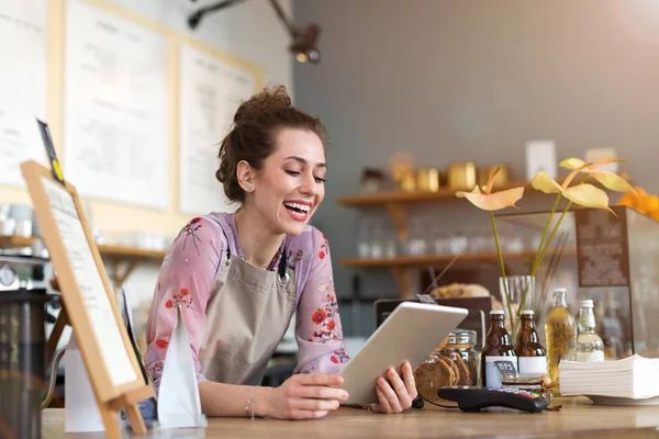 Jonge Vrouw Met Behulp Van Digitale Tablet Coffeeshop — Stockfoto