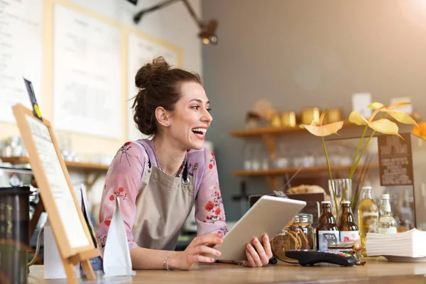 Jovem Mulher Usando Tablet Digital Café — Fotografia de Stock