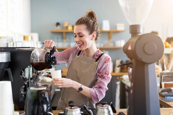 Genç Barista Onu Kafe Sayaç Müşteriler Için Kahve Hazırlamak — Stok fotoğraf