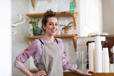 Kahve dükkanında çalışan bir kadın.