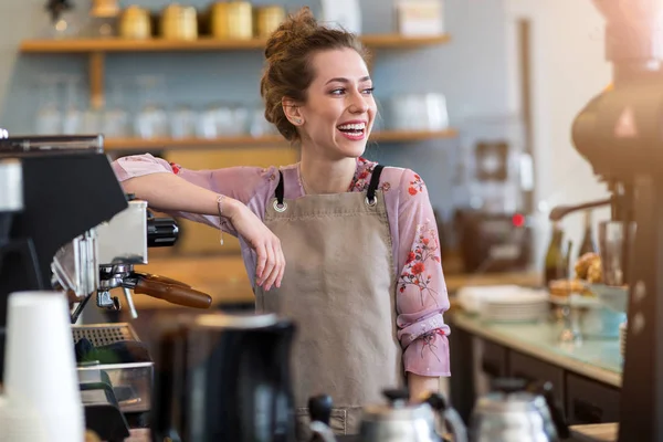 Frau Arbeitet Café — Stockfoto