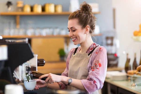 Jonge Barista Voorbereiding Van Koffie Voor Klanten Haar Cafe Counter — Stockfoto