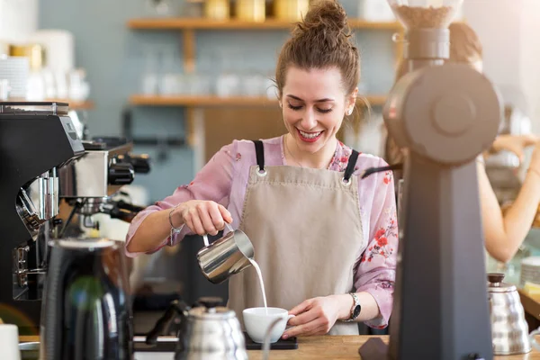 Junge Barista Bereitet Kaffee Für Kunden Ihrem Café Tresen — Stockfoto
