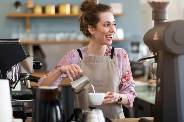 Mladá Barista Připravuje Kávu Pro Zákazníky Přepáži Kavárny — Stock fotografie