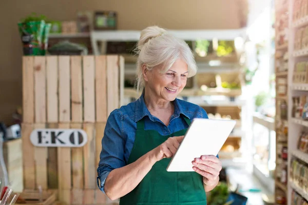 Verkäuferin Mit Digitalem Tablet Kleinen Lebensmittelladen — Stockfoto