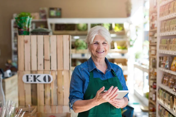 Assistante Magasin Avec Tablette Numérique Dans Une Petite Épicerie — Photo