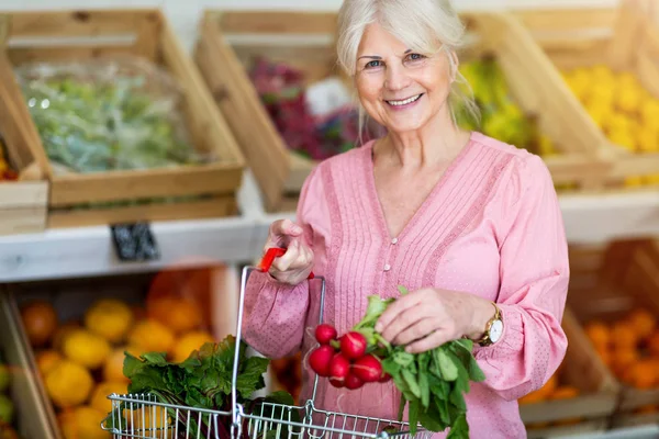Donna Anziana Che Lavora Piccolo Negozio Alimentari — Foto Stock