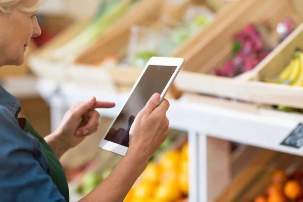 Assistante Magasin Avec Tablette Numérique Dans Une Petite Épicerie — Photo