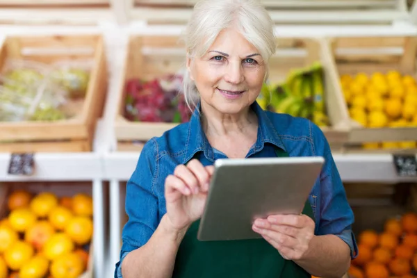 Winkel Assistent Met Digitale Tablet Kleine Supermarkt — Stockfoto