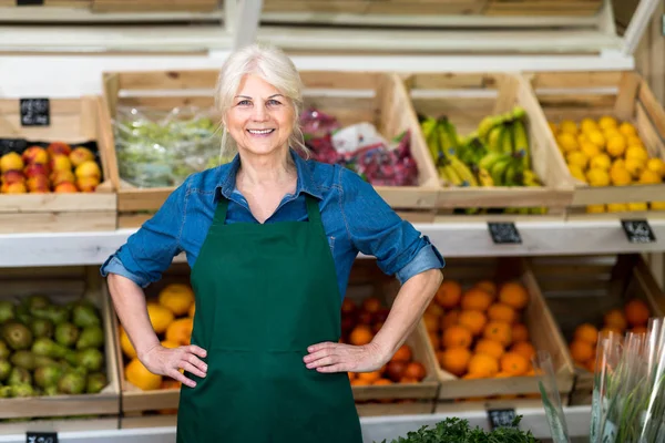 Seniorin Arbeitet Kleinem Lebensmittelgeschäft — Stockfoto