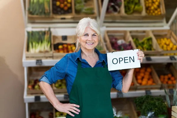 Mujer Mayor Sosteniendo Cartel Abierto Tienda Productos Orgánicos —  Fotos de Stock