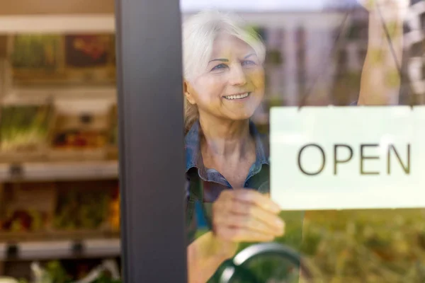 Senior Kvinna Som Håller Öppen Skylt Ekologisk Produktion Butik — Stockfoto