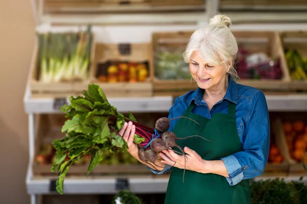 Femme Âgée Travaillant Dans Une Petite Épicerie — Photo