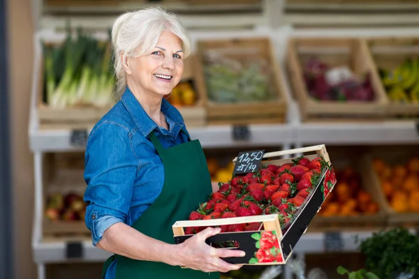 Magasin Assistant Tenant Boîte Avec Des Fraises Fraîches Dans Magasin — Photo