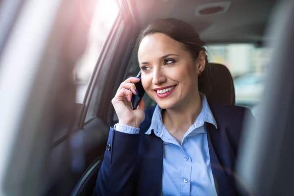 Empresaria Con Teléfono Asiento Trasero Coche —  Fotos de Stock