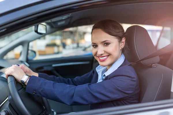 Femme Affaires Conduisant Une Voiture — Photo