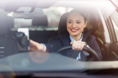 İş kadını araba kullanıyor.