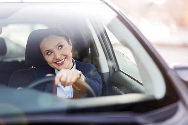 Empresária Dirigindo Carro — Fotografia de Stock