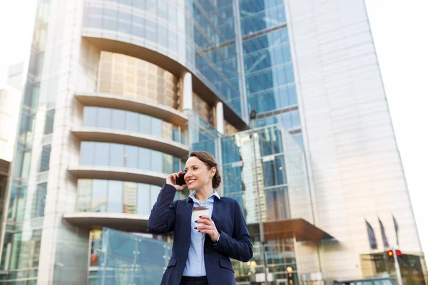 Businesswoman Using Mobile Phone City — Stock Photo, Image