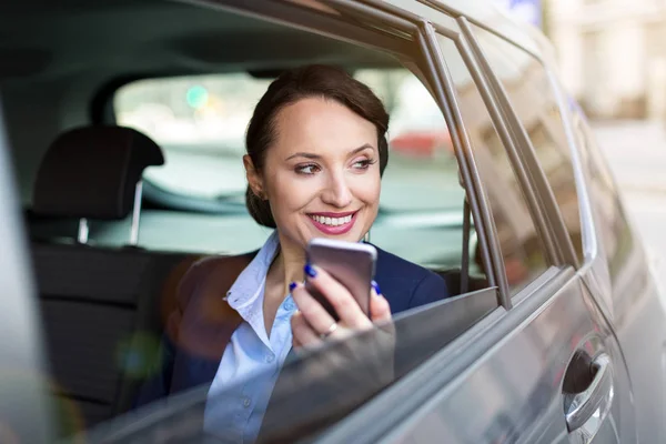 Donna Affari Con Telefono Sul Sedile Posteriore Una Macchina — Foto Stock