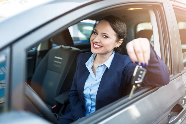 Giovane Donna Affari Seduta Auto Con Chiavi Della Macchina — Foto Stock