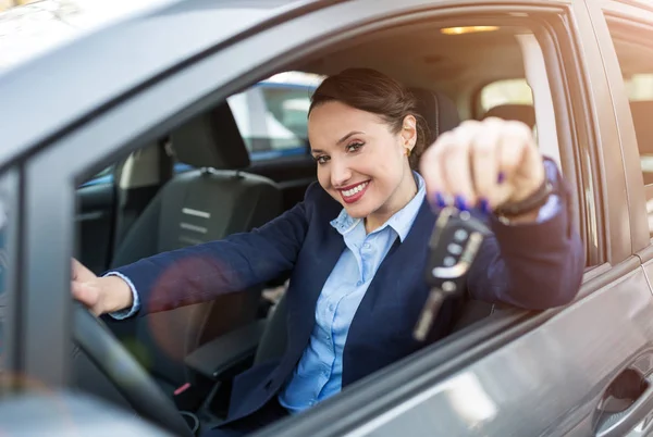 Jovem Empresária Sentada Carro Segurando Chaves Carro — Fotografia de Stock