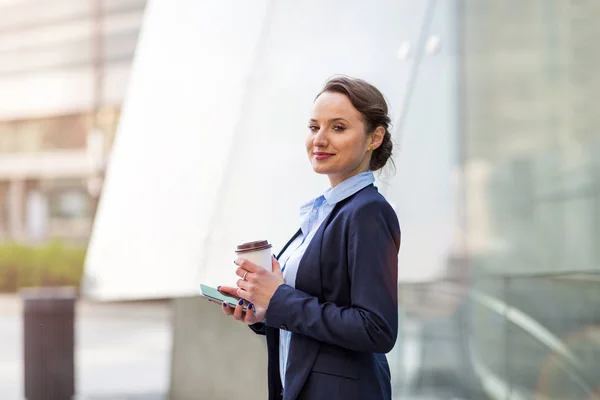 Businesswoman Using Mobile Phone City — Stock Photo, Image