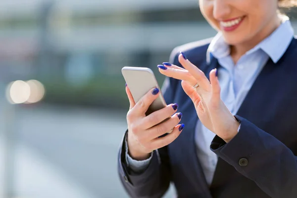 Donna Affari Che Utilizza Telefono Cellulare Città — Foto Stock