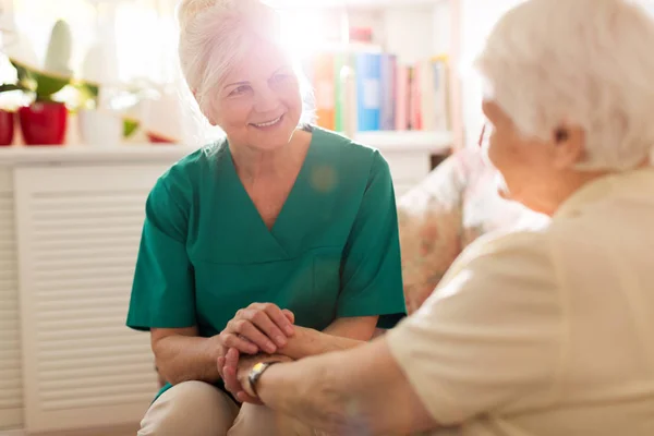 Senior Kvinna Med Sin Kvinnliga Vårdgivare — Stockfoto