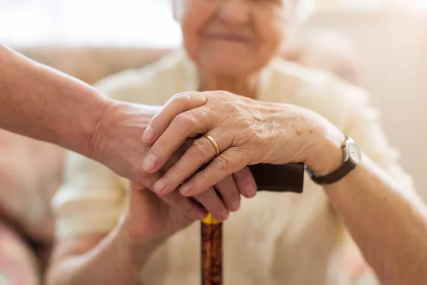 Primer Plano Una Mujer Sosteniendo Las Manos Anciano Apoyada Bastón — Foto de Stock