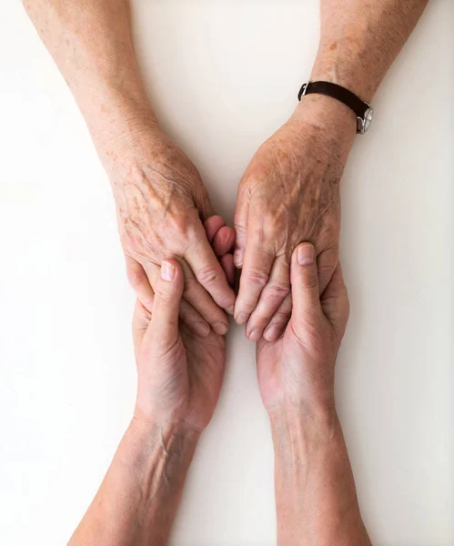 Verpleegster Rooit Haar Oudere Patiënt Door Haar Handen Houden — Stockfoto