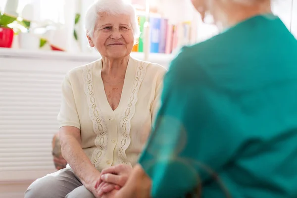 Senior Kvinna Med Sin Kvinnliga Vårdgivare — Stockfoto