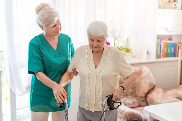 Senior Woman Her Female Caregiver — Stock Photo, Image