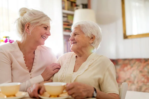 Seniorin Verbringt Zeit Mit Ihrer Tochter — Stockfoto