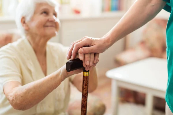 Close Van Vrouw Die Handen Van Senior Houdt Leunend Walking — Stockfoto