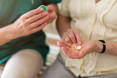 Kıdemli kadın ilaçlarını almak üzere